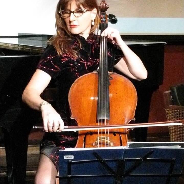 Marjana Rutkowski playing cello